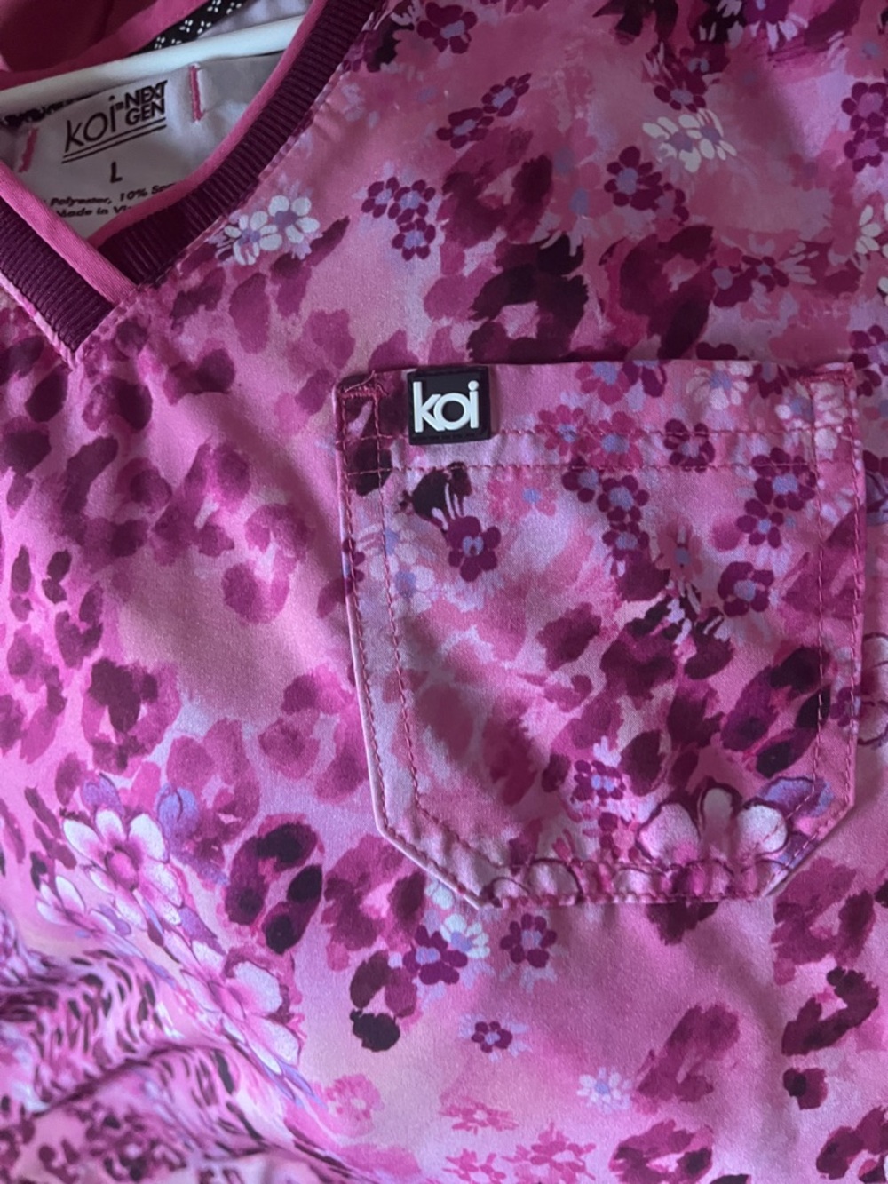 ✨KOI Next Gen 1 Pocket Print Scrub Top Wild Petals - Picture 4 of 4